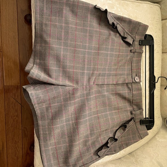 CeCe Plaid shorts with two ruffle front pockets and one back pocket 🌺🌸 summer - Picture 2 of 7